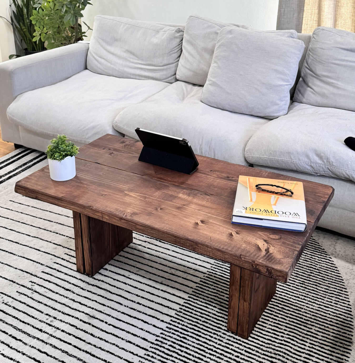 (42" L x 24" W x 17" H)