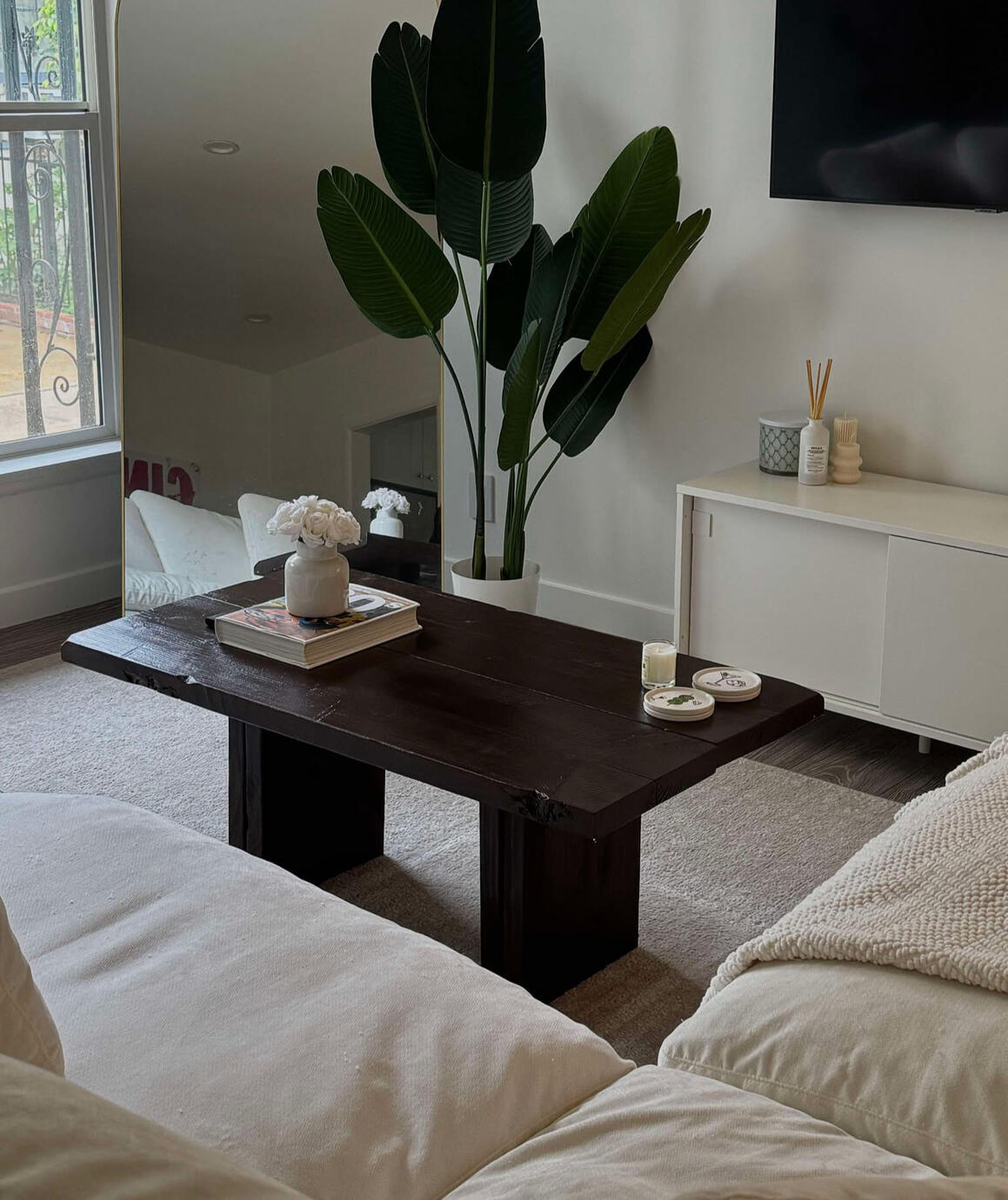 (42" L x 24" W x 17" H)