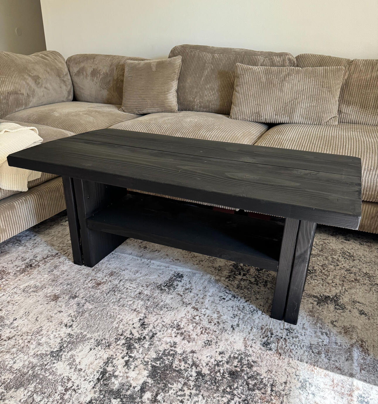 (42" L x 24" W x 17" H)